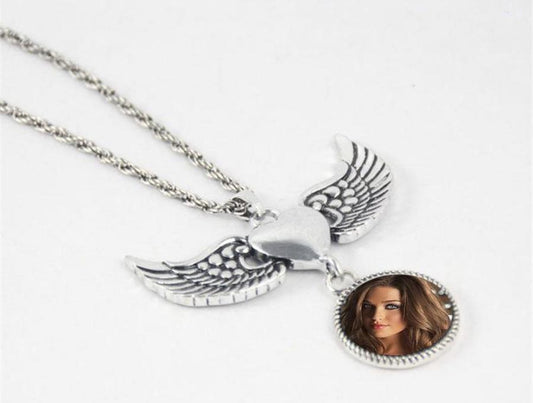 Dangle snap wing necklace